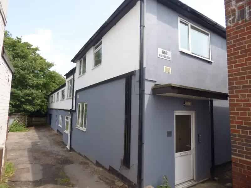 2 Bedroom Flat Near M5-M6 Motorway