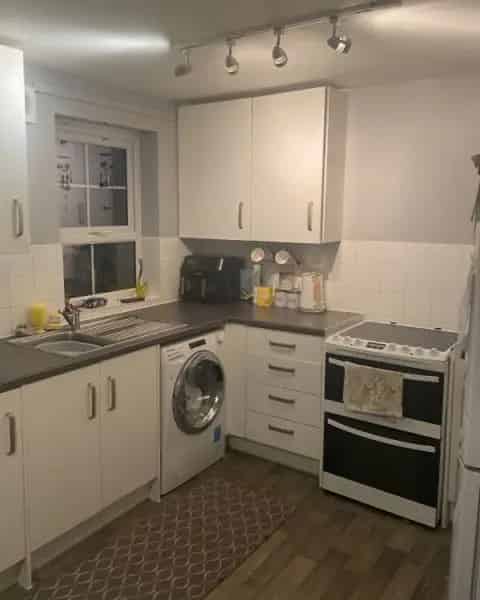 2 Bed House with Garden, Parking & Larder Cupboard Near Schools