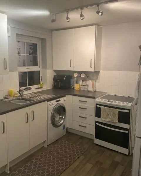 2 Bed House with Garden, Parking & Larder Cupboard Near Schools