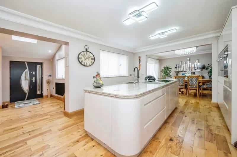 6 Bedroom Detached House Luxury Family Home