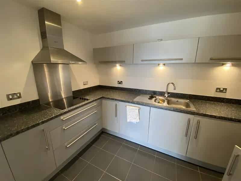 2 Bedroom Flat Victoria Wharf Water Views