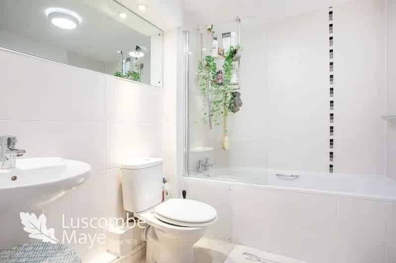 2 Bed Apartment Totnes Town Centre  Stylish Contemporary Living