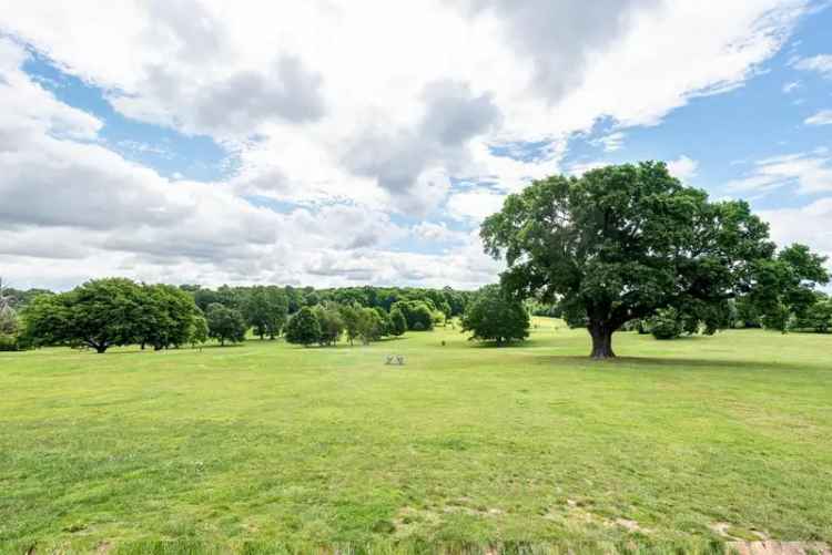 Flat For Sale in London, England