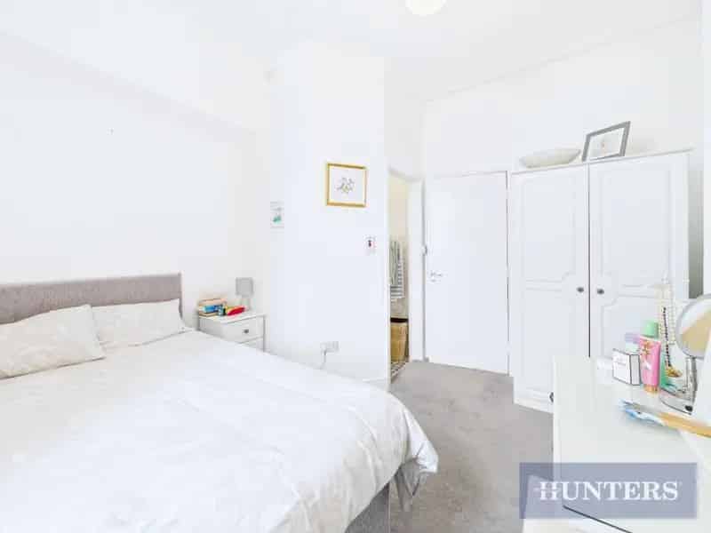 1 Bedroom Flat for Sale in Scarborough Trafalgar Square