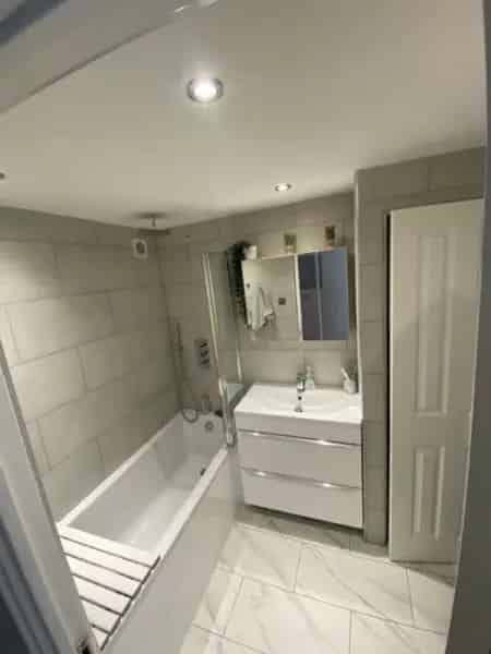 2 Bedroom Flat Fully Refurbished Near Shops and Transport