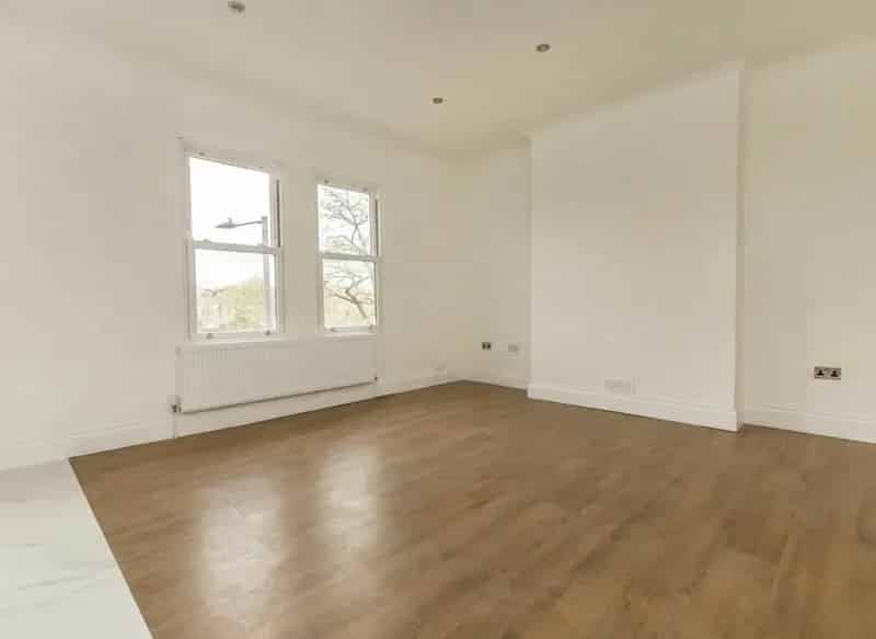 3 Bedroom Split Level Apartment Near Queens Park