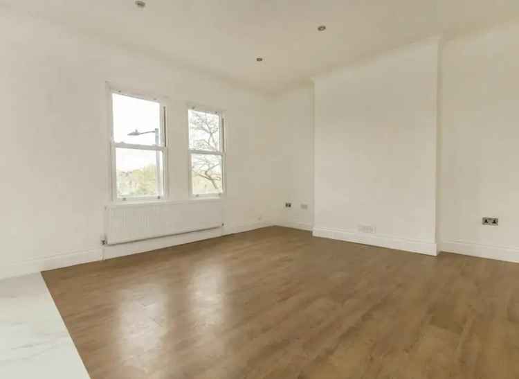3 Bedroom Split Level Apartment Near Queens Park