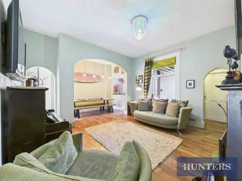 6 bedroom House
 For Sale 
Total Size: 1866 SQ FT
