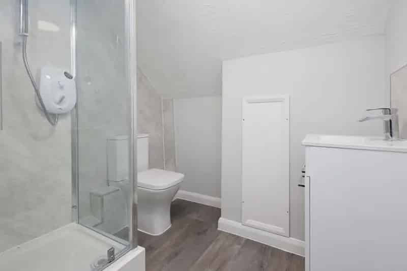 1 Bedroom Flat Recently Refurbished Top Floor Apartment