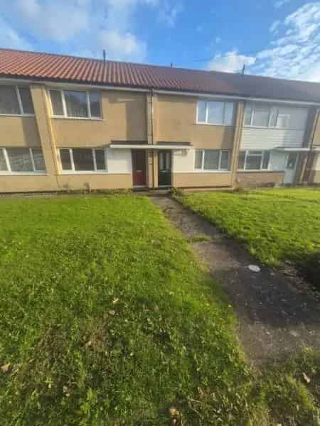 2 Bedroom House with Garden Newly Decorated