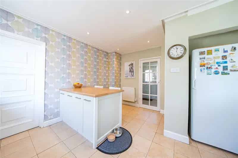 3 Bedroom Semi-Detached House with Modern Kitchen and Large Garden