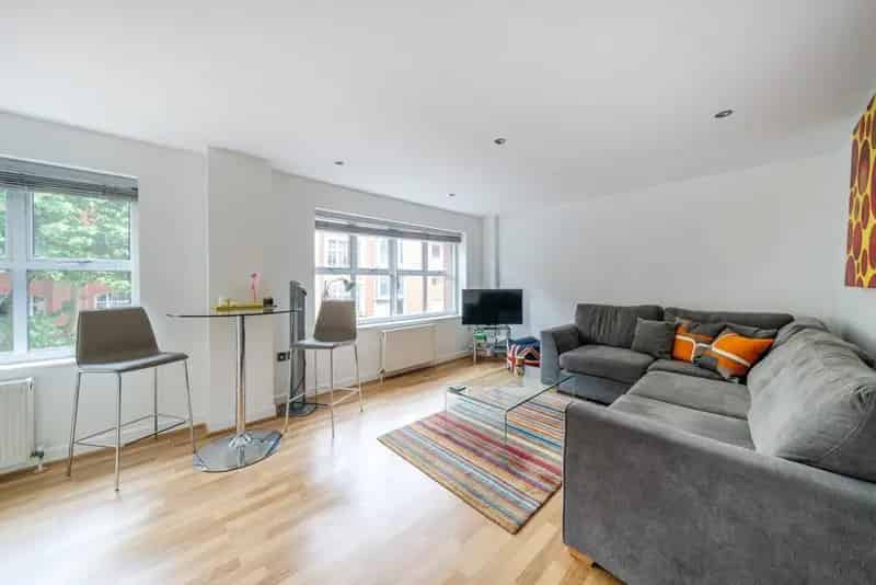 Spacious 2-Bed 2-Bath Apartment in Period Conversion
