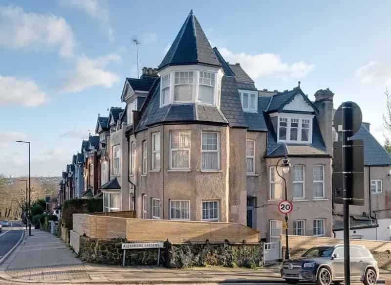 2 Bedroom Garden Flat Recently Refurbished