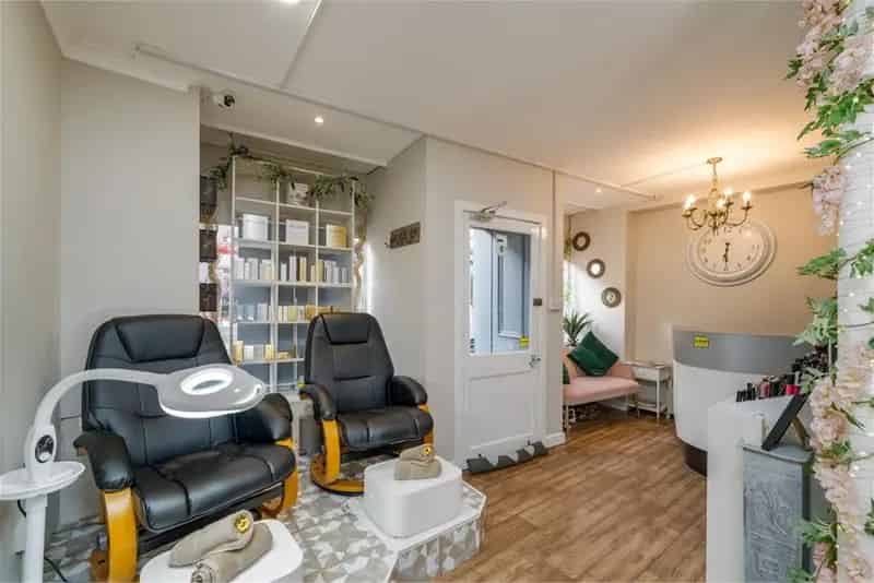 Selkirk Commercial Property: Turnkey Beauty Salon Business Opportunity