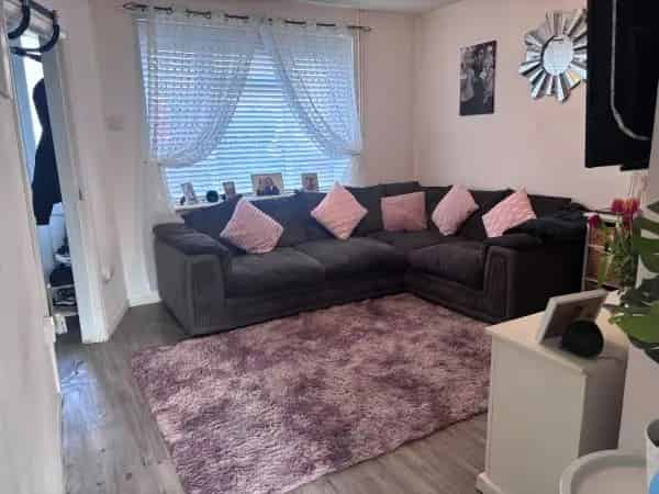 2 Bedroom House Near Schools and London Train Links