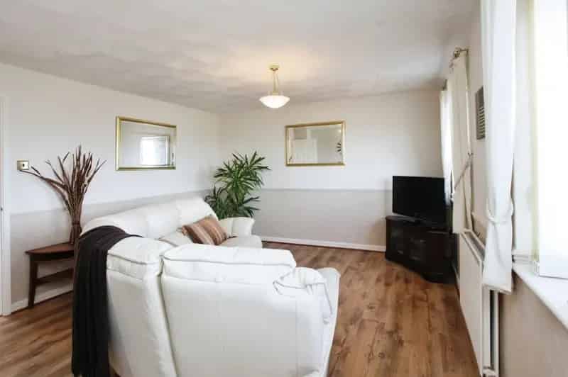 2 Bedroom Semi Detached Bungalow Near Schools And Transport