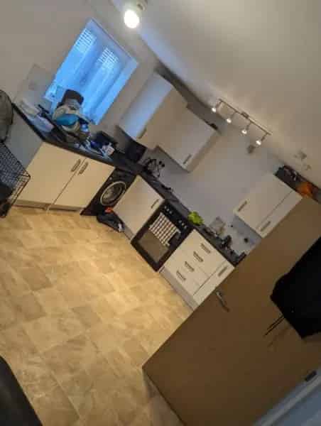 2 Bed Ground Floor Flat with Garage and Garden Near School and Shops