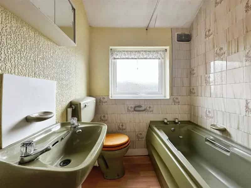 2 Bed Terrace House For Sale Needs Modernisation Garage No Onward Chain