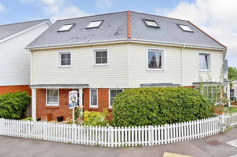 5 bedroom semi-detached house for sale
