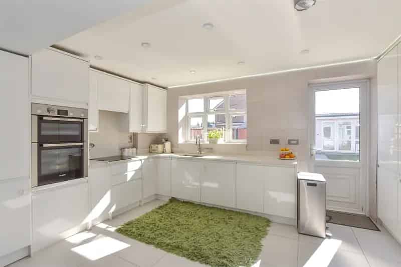 8 Bedroom End Terrace House for Sale Near Town Centre