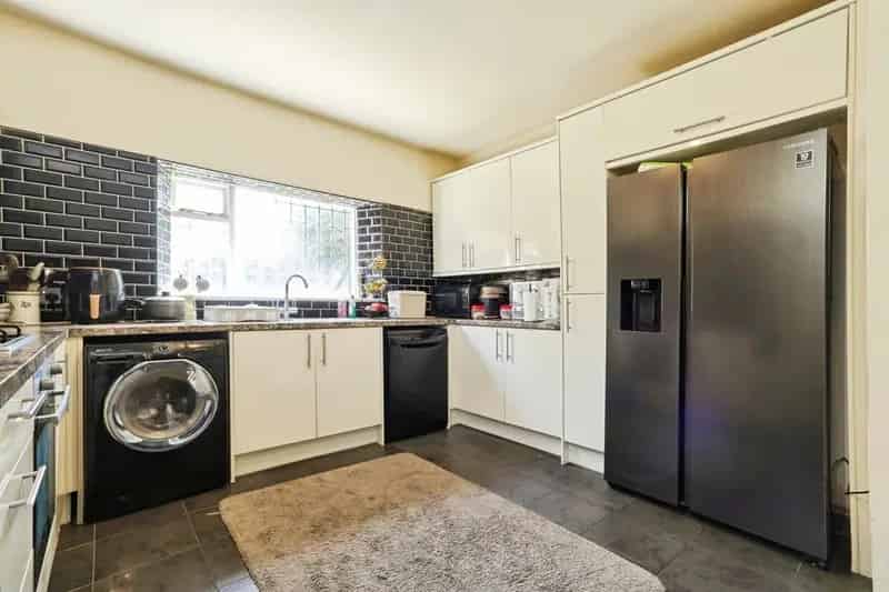 Spacious 3-Bed Semi-Detached Home in Moortown