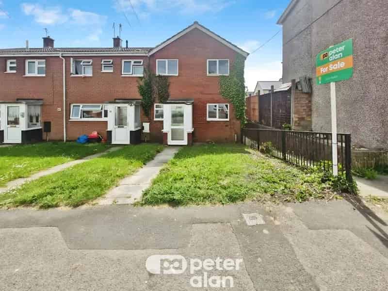 4 Bedroom End Terrace House - Renovation Opportunity