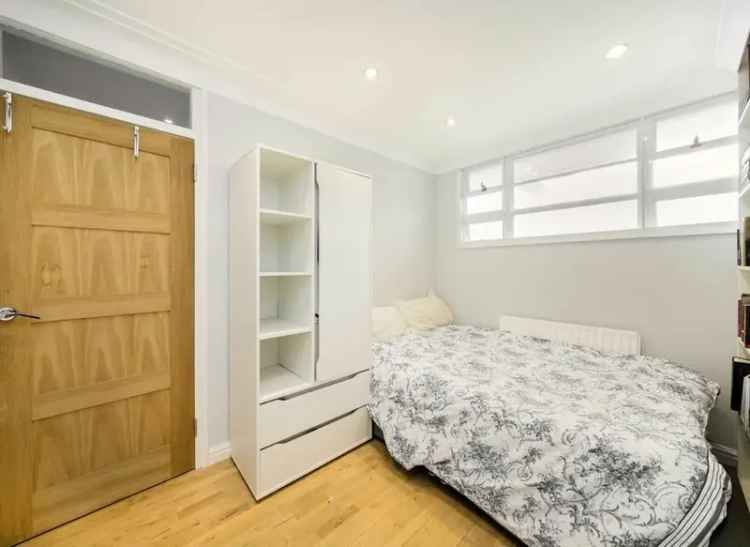 Flat For Sale in Sheen Road, London, England