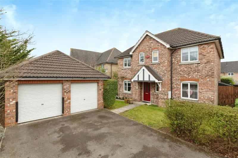 4-Bedroom Detached House in Chafford Near Schools and Amenities