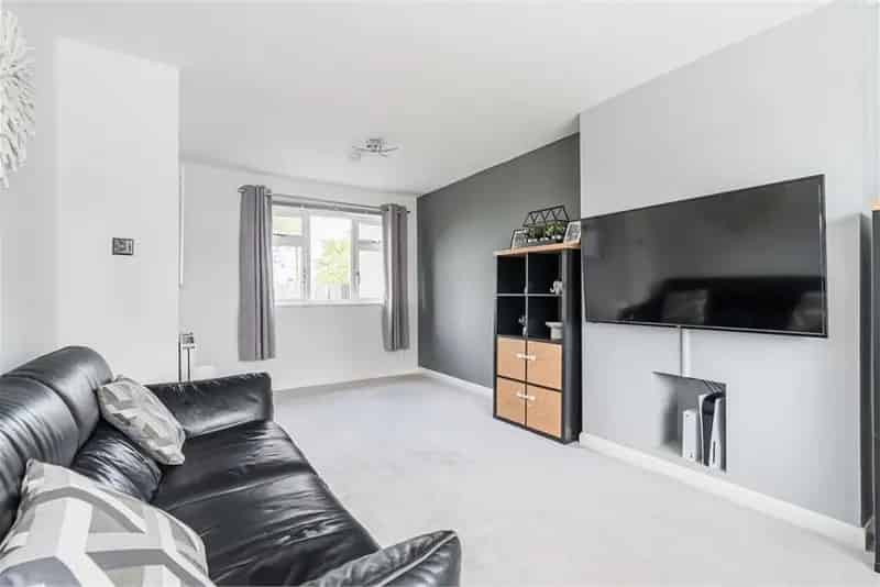 2 Bed Semi Detached House with Garden and Driveway