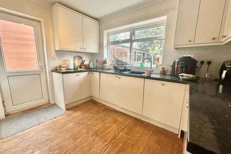5 Bedroom House with Garden Garage and Driveway