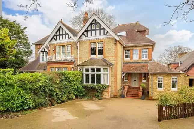 Semi-Detached House for Sale in Surbiton KT6