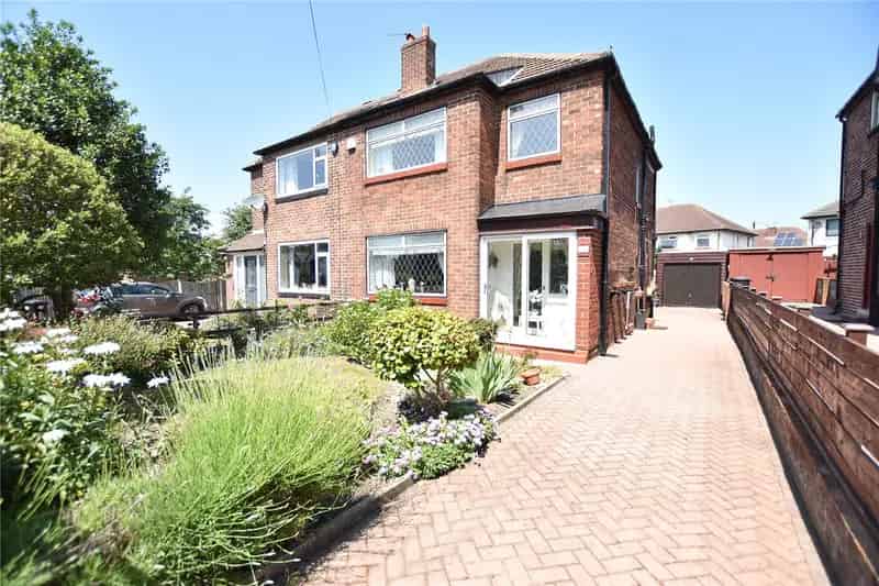 Semi Detached Family Home Three Bedrooms Fitted Kitchen Popular Location