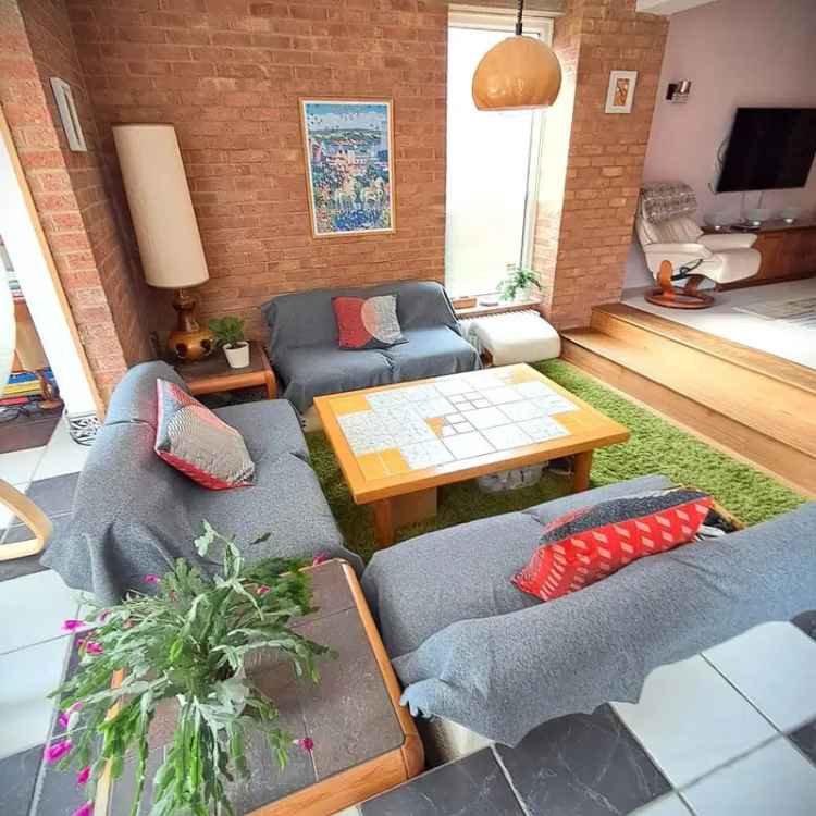 4 Bedroom Detached House Retro Style Fully Furnished