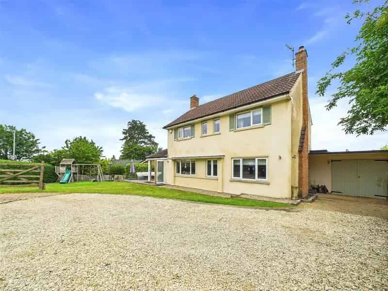 4 Bedroom Detached House for Sale in Churchdown Village