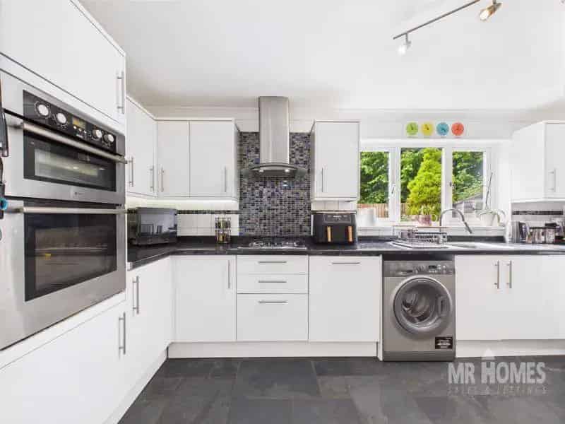 4 Bed Detached House For Sale
