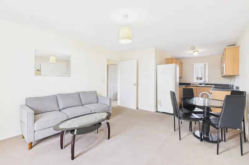 2 Bed Apartment Baronet House Modern Fitted Kitchen Parking