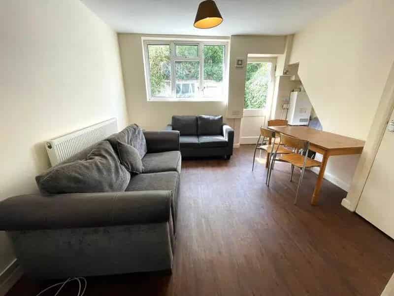 5 Bedroom Student House Near University