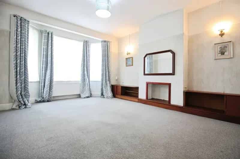 4 Bedroom Semi-Detached House Large Plot Family Home