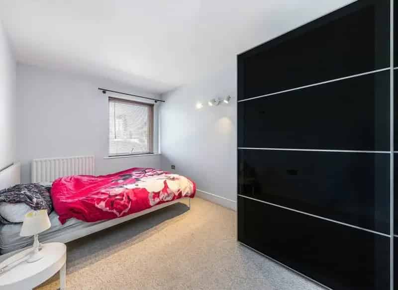 Two Bedroom Home in Canary Wharf with Balcony Gym and Pool