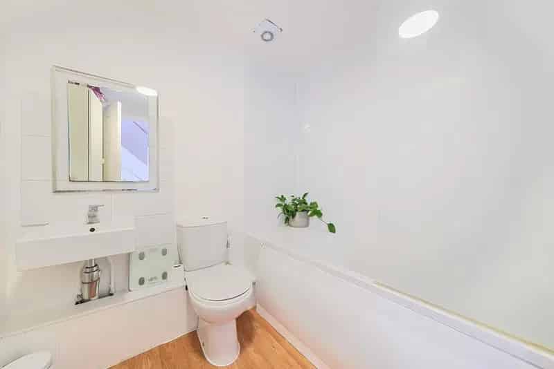 Spacious 2-Bed Split Level Flat Near Amenities