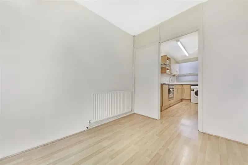 3 Bedroom Maisonette House For Sale
