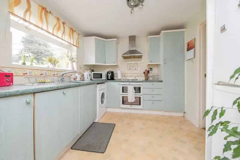 3 Bed Semi-Detached House with Garage and Garden