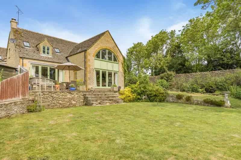 3 Bedroom Link Detached House for Sale Cotswolds
