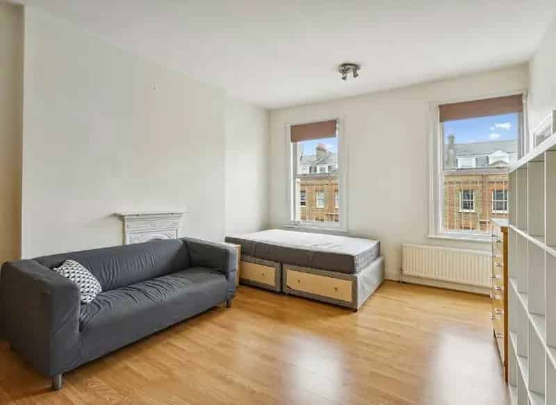 Studio Flat near Tube Station with Communal Gardens