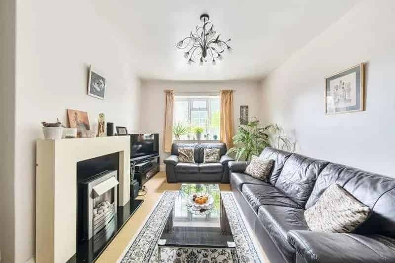 1 Bed Flat for Sale Brent Street Parking