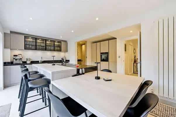 Modern Townhouse in Imperial Park Windsor Family Home