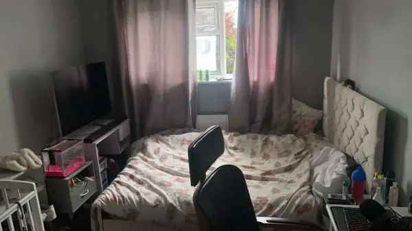 Spacious 2 Bed Flat with Large Walk In Wardrobe