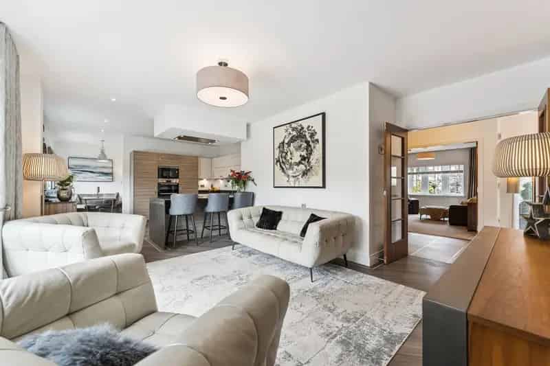 5 Bedroom Detached House in Kilmardinny Manor Bearsden