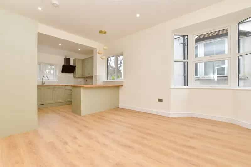 5 bedroom semi-detached house for sale