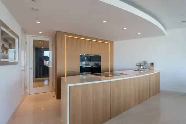 Luxury 3-Bedroom Apartment with River Thames Views